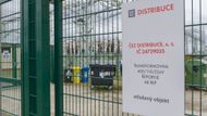 Vstup hlavní branou do areálu rozvodny společnosti ČEZ.