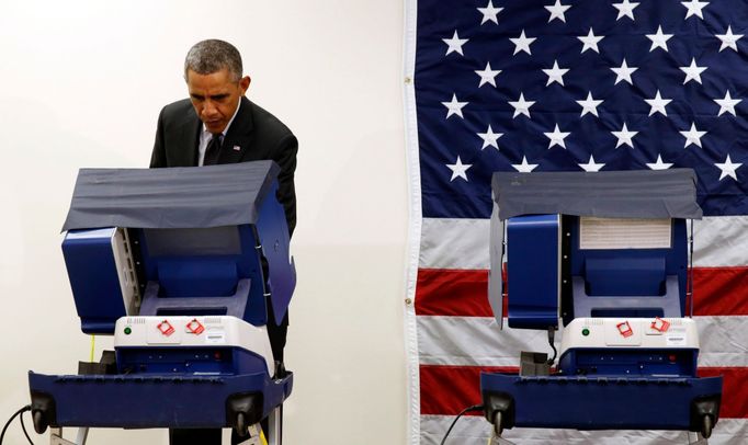 Barack Obama využil možnosti předčasného hlasování a odevzdal svůj hlas ve volbách v Chicagu už 20. října, tedy dva týdny před hlavním termínem voleb.