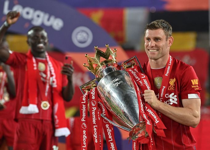 Liverpool slaví titul po 30 letech (James Milner)