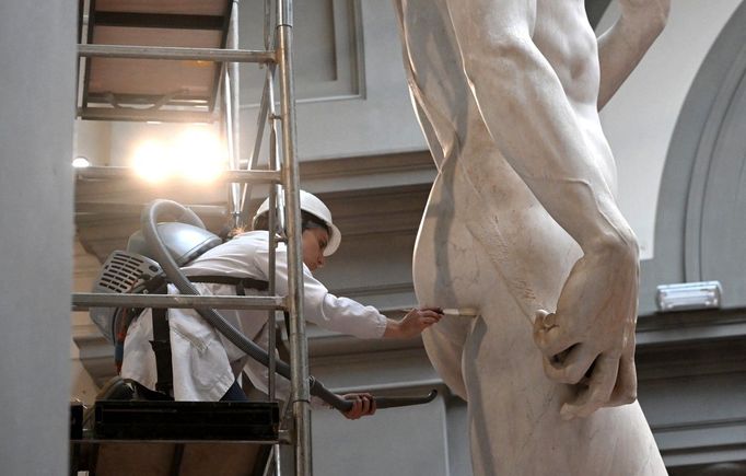 Čištění Michelangelova Davida.