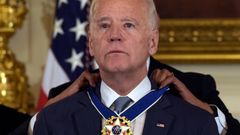 Joe Biden dostává od prezidenta Obamy nejvyšší americké civilní vyznamenání.