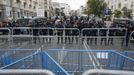 Police stand behind barriers as they guard the Spanish parliament during an anti-austerity demonstration in Madrid, September 25, 2012. Protesters clashed with police in Spain's capital on Tuesday as the government prepared a new round of unpopular austerity measures for the 2013 budget to be announced on Thursday. REUTERS/Paul Hanna (SPAIN - Tags: POLITICS CIVIL UNREST BUSINESS CRIME LAW) Published: Zář. 25, 2012, 11:32 odp.