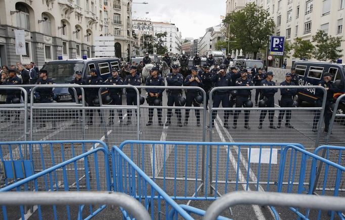 Police stand behind barriers as they guard the Spanish parliament during an anti-austerity demonstration in Madrid, September 25, 2012. Protesters clashed with police in Spain's capital on Tuesday as the government prepared a new round of unpopular austerity measures for the 2013 budget to be announced on Thursday. REUTERS/Paul Hanna (SPAIN - Tags: POLITICS CIVIL UNREST BUSINESS CRIME LAW) Published: Zář. 25, 2012, 11:32 odp.