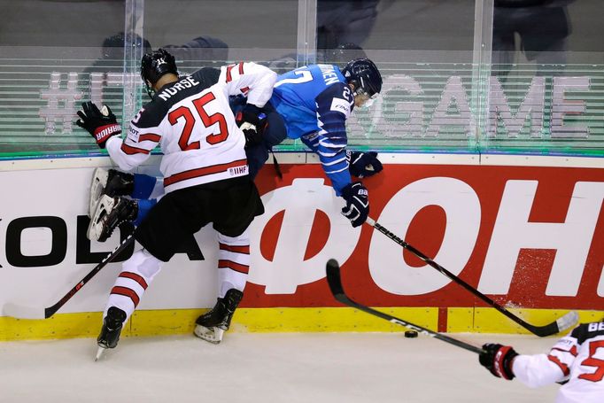 Darnell Nurse a Eetu Luostarinen v zápase Kanada - Finsko na MS 2019