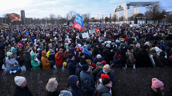 "Poučme se z historie." V Německu opět protestovaly statisíce lidí proti extremismu