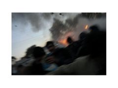 První cena v kategorii Spot news: John Moore z USA. Snímek je z města Ráwalpindí po atenátu na Benazír Bhuttovou.