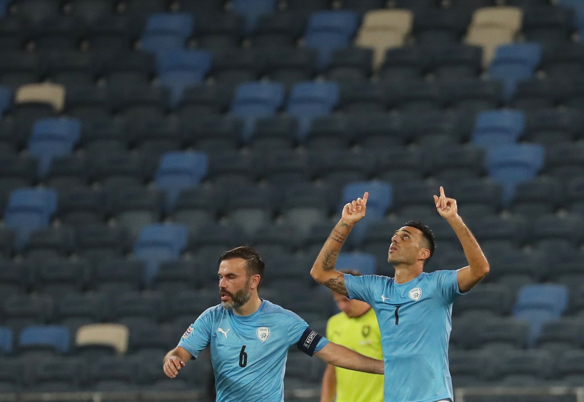 Eran Zahavi slaví gól v zápase Ligy národů Izrael - Česko