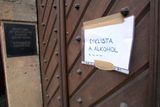 V pondělí je muzeum police zavřené. Dnes tu mimořádně otevřeli pro alkoholový dýchánek Českého autoklubu.