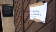 V pondělí je muzeum police zavřené. Dnes tu mimořádně otevřeli pro alkoholový dýchánek Českého autoklubu.