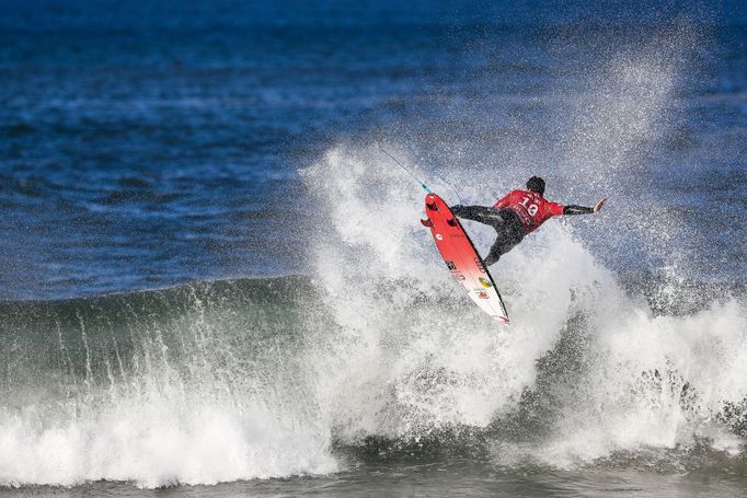 Gabriel Medina ukazuje své dovednosti při závodě