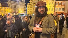 Jeden z účastníků středečního protestu proti tomu, aby SPD bylo ve vládě a její předseda Tomio Okamura stál v čele Poslanecké sněmovny.