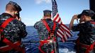 April 25, 2011 - Fort Lauderdale, Florida, U.S. - -- Fort Lauderdale, Fla. -- Lieutenant Junior Grade Keith Bierman, from left to right, of Annapolis, Maryland, Commander John Gearhart and Machinist's Mate Third Class Albert Cook, 21, of Stockton, Illinois, on the bridge of the USS Annapolis (SSN 760), a S6G nuclear reactor powered fast attack submarine, while sailing to Port Everglades in Fort Lauderdale on Monday. The USS Annapolis measures 362 ft. in length and 33 ft. at the beam, a diving depth of over 400 ft., 27+ mph, 12 vertical launch missile tubes, 4 torpedo tubes, and a crew of 130 enlisted submariners. The submarine was commissioned April 11, 1992 with its homeport in Groton, Connecticut. USS Annapolis sailed to the 21st Anniversary of Fleet Week at Port Everglades, Fort Lauderdale. (Credit Image: © Gary Coronado/The Palm Beach Post) ( automatický překlad do češtiny )