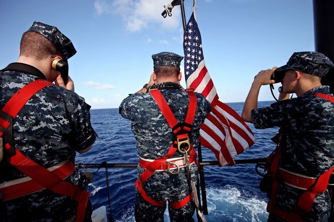 April 25, 2011 - Fort Lauderdale, Florida, U.S. - -- Fort Lauderdale, Fla. -- Lieutenant Junior Grade Keith Bierman, from left to right, of Annapolis, Maryland, Commander John Gearhart and Machinist's Mate Third Class Albert Cook, 21, of Stockton, Illinois, on the bridge of the USS Annapolis (SSN 760), a S6G nuclear reactor powered fast attack submarine, while sailing to Port Everglades in Fort Lauderdale on Monday. The USS Annapolis measures 362 ft. in length and 33 ft. at the beam, a diving depth of over 400 ft., 27+ mph, 12 vertical launch missile tubes, 4 torpedo tubes, and a crew of 130 enlisted submariners. The submarine was commissioned April 11, 1992 with its homeport in Groton, Connecticut. USS Annapolis sailed to the 21st Anniversary of Fleet Week at Port Everglades, Fort Lauderdale. (Credit Image: © Gary Coronado/The Palm Beach Post) ( automatický překlad do češtiny )