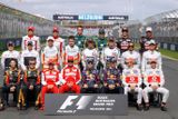 Před závodem se všech 22 pilotů sešlo při tradičním společném fotografování. Uvidíme, kolik nových tváří se objeví na tablu jezdců F1 na konci sezony.