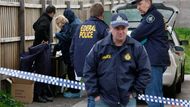 4. 8. - Austrálie zmařila útok teroristů - Australská policie zmařila plány na teroristický útok v zemi. V úterních ranních hodinách provedla zátah v Melbourne, během něhož pozatýkala čtyři osoby, které podle ní chystaly teroristickou akci. 
Podle policejního prohlášení byly přípravy na útok v pokročilém stadiu a jeho cílem měla být vojenská základna. Mezi zatčenými jsou Australané somálského a libanonského původu. 
Na snímku jsou policisté a forenzní experti před domem v Glenroy na předměstí Melbourne, jedním z objektů, kde razie proběhla. 
 Podrobnosti si připomeňte ve článku zde