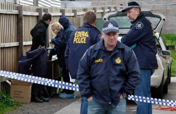 Australští policisté a forenzní experti před domem v Glenroy na předměstí Melbourne, jedním z objektů, kde proběhla protiteroristická razie.