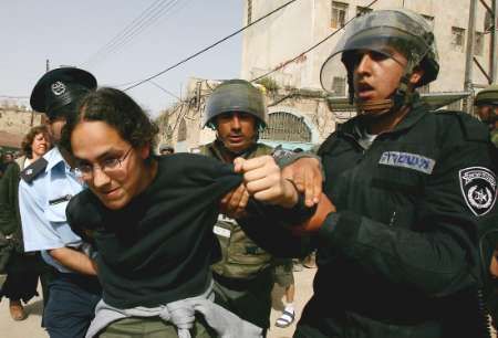 Izraelská policie odvádí jednoho ze zadržených