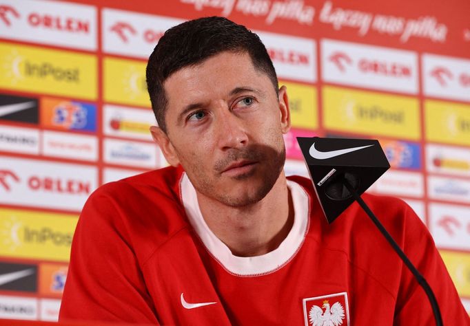 Robert Lewandowski na tiskové konferenci v dějišti fotbalového MS 2022.