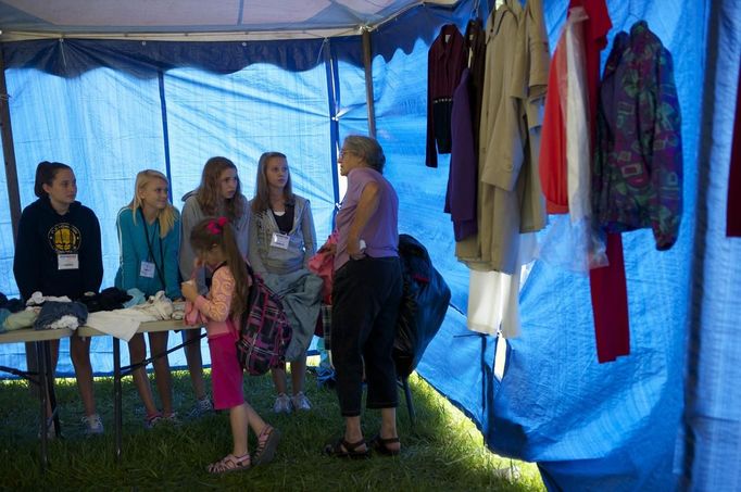 Girls help to distribute free clothes at the Remote Area Medical (RAM) clinic in Wise, Virginia July 20, 2012. RAM clinics bring free medical, dental and vision care to uninsured and under-insured people across the country and abroad. The Wise clinic was the 647th RAM expedition since 1985 and drew 1700 patients from 14 states, organizers said. Picture taken July 20, 2012. REUTERS/Mark Makela (UNITED STATES - Tags: HEALTH SOCIETY) Published: Čec. 24, 2012, 3:22 odp.