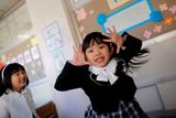Děti nebyly ve škole od 11. března, kdy zasáhlo zemi ničivé zemětřesení a následně vlna tsunami.