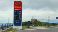 ... a takto vypadal před sezonou loni. Řidiči spalovacích aut letos ušetří tři až čtyři koruny na litru paliva, v součtu za dovolenou to dělá několik stokorun.
