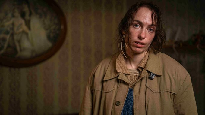 Elizaveta Maximová v roli mentálně postižené matky Lilian v televizním dramatu Máma.