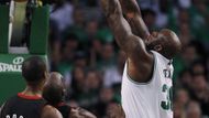 Byl to zápas superhvězd. Na snímku smečuje do koše Shaquille O'Neal (Boston).