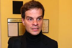 "Věděl bych, že si nic intimního nepřeje," hájí se Adam Kraus obviněný ze znásilnění