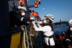 Sea-Watch zachránila 35 tisíc běženců. Pašeráci migranty podvádějí, říká dobrovolnice