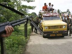 Vládní vojáci kontrolují projíždějící vozidla na jihofilipínském ostrově Jolo. Právě tam je jedno z ohnisek ozbrojeného separatistického hnutí filipínských muslimů