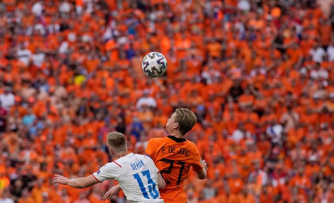 Frenkie de Jong a Petr Ševčík v osmifinále Nizozemsko - Česko na ME 2020