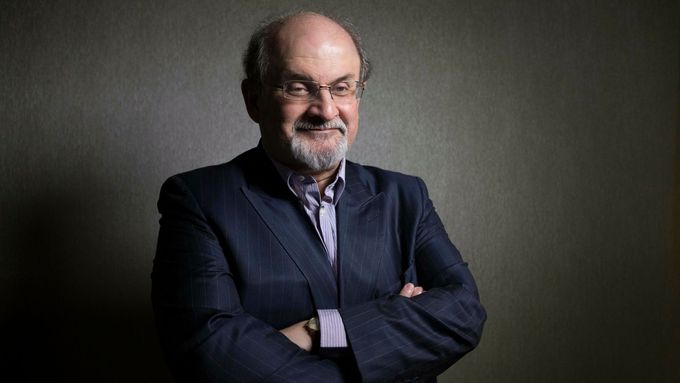 Salman Rushdie za své psaní ručí životem.
