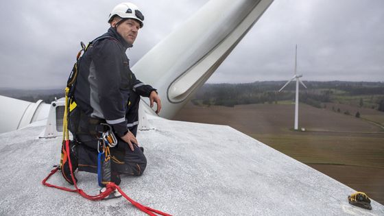 Osmdesátimetrový kolos sám rozpozná, odkud fouká vítr. Na vrcholu elektrárny Věžnice