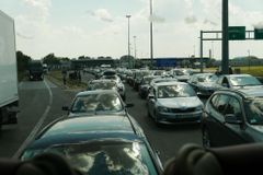 Jedete na dovolenou na jih? Tomuto přechodu se raději vyhněte, v Maďarsku budete čekat i celý den
