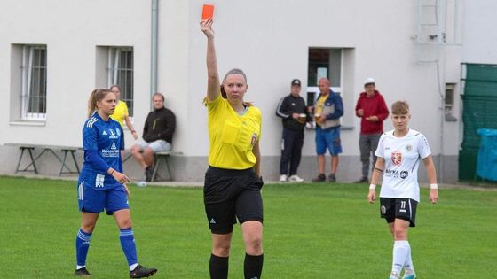 Sama mezi muži. Pořád nás posílají k plotně, říká fotbalová rozhodčí