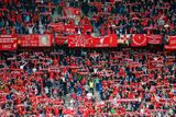 ... fanoušky Reds, kteří v první půli vytvořili Liverpoolu domácí atmosféru.