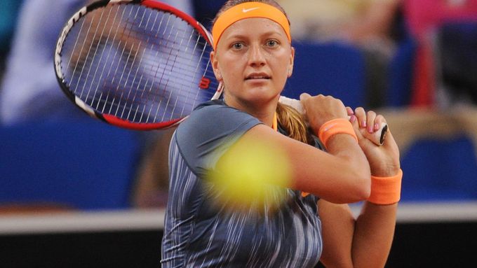 Petra Kvitová ve Stuttgartu doslova vydřela výhru nad Němkou Annikou Beckovou a postoupila do osmifinále.