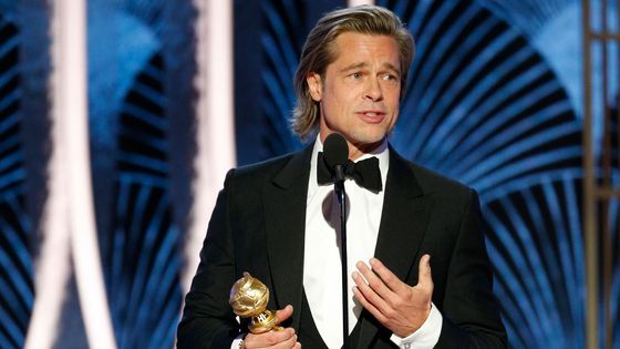 Brad Pitt za Tenkrát v Hollywoodu přebírá Zlatý glóbus pro nejlepší herecký výkon ve vedlejší roli.