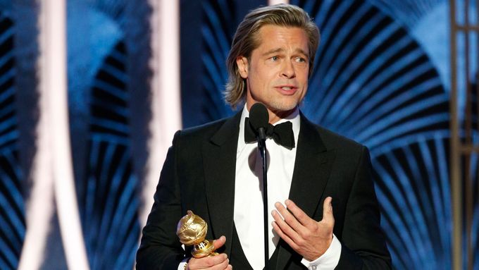Brad Pitt za Tenkrát v Hollywoodu přebírá Zlatý glóbus pro nejlepší herecký výkon ve vedlejší roli.