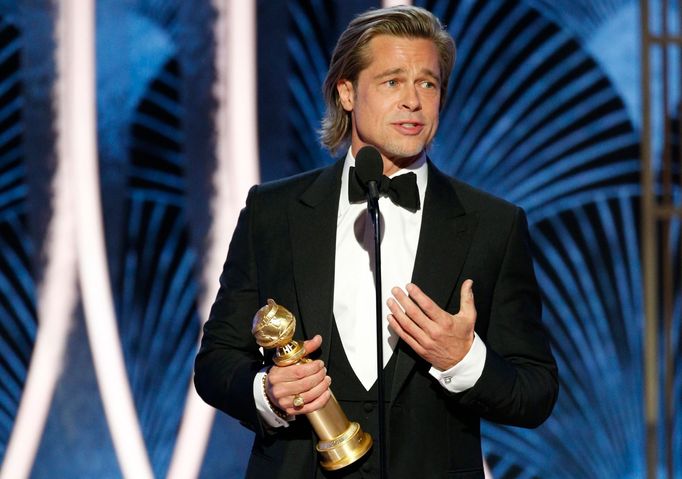 Brad Pitt za Tenkrát v Hollywoodu přebírá Zlatý glóbus pro nejlepší herecký výkon ve vedlejší roli.