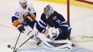 Ondřej Pavelec a Kyle Okposo