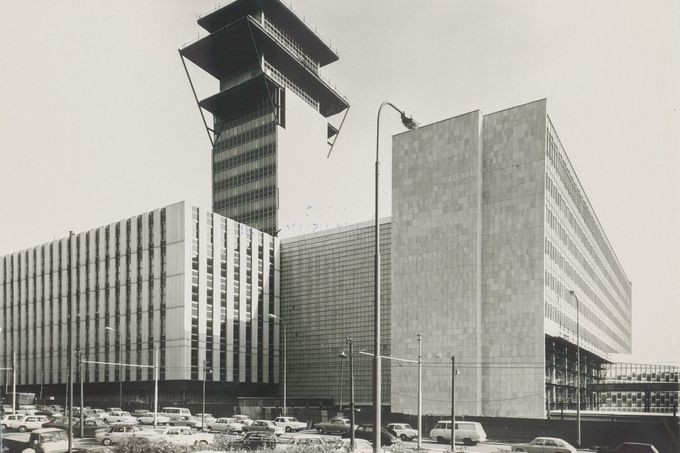 Fotografie z historie budování (výstavba v letech 1972 – 1979) a fungování Ústřední telekomunikační budovy v Olšanské ulici v Praze 3, u níž bude v lednu 2023 zahájena de