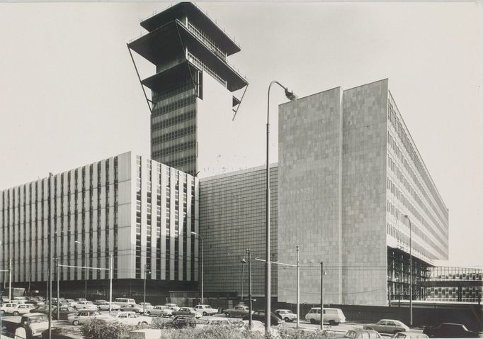 Fotografie z historie budování (výstavba v letech 1972 – 1979) a fungování Ústřední telekomunikační budovy v Olšanské ulici v Praze 3, u níž bude v lednu 2023 zahájena de