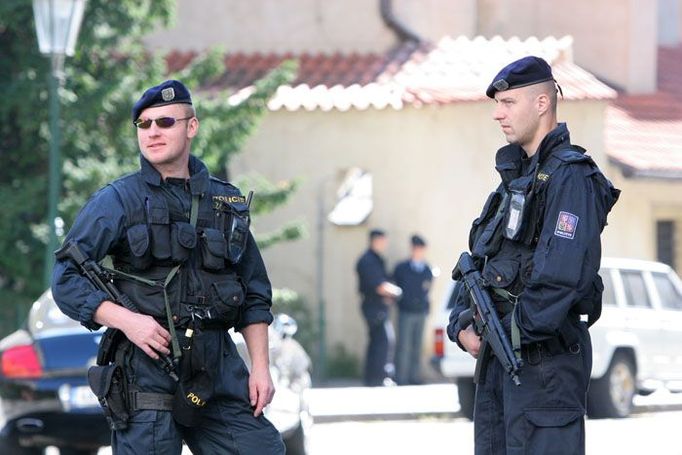 Zesílený policejní ochrana dohlíží nad židovskou čtvrtí na Starém městě.