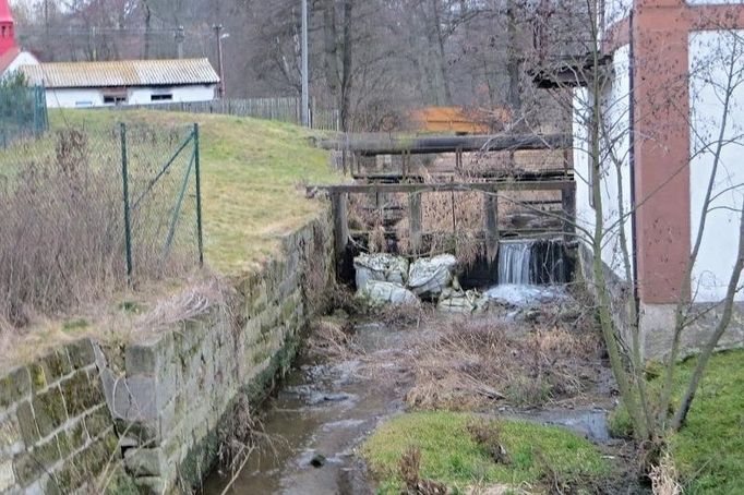 Revitalizace drobného vodního toku - náhonu - v parku Střelnice.