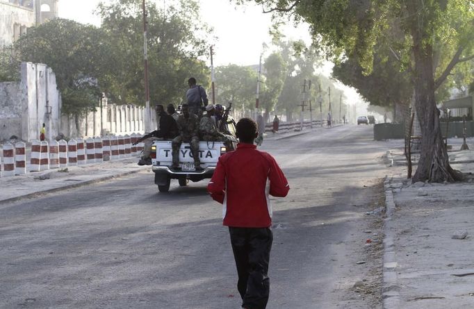 Somali athlete Mohamed Hassan Mohamed runs along a street as he trains during preparations for the 2012 London Olympic Games in Somalia's capital Mogadishu in this March 14, 2012 file photo. Training in a bullet-riddled stadium where the remains of a rocket propelled grenade lies discarded on the track's edge counts as progress for Somali Olympic hopeful Mohamed Hassan Mohamed. A year ago, Mogadishu's Konis stadium was a base for Islamist militants and a work out meant at times running through the streets, dodging gun-fire and mortar shells in one of the world's most dangerous cities. Picture taken March 14, 2012. To match OLY-SOMALIA-HOPES/ REUTERS/Feisal Omar/Files (SOMALIA - Tags: SPORT ATHLETICS SOCIETY OLYMPICS) Published: Čer. 11, 2012, 7:14 dop.