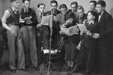 V roce 1941 dokonce kluci s Foglarem (Jestřábem) natáčeli gramodesku s příběhy Rychlých šípů. Boris Navrátil představoval Červenáčka a najdeme ho vepředu vpravo. Jestřáb stojí vzadu uprostřed.