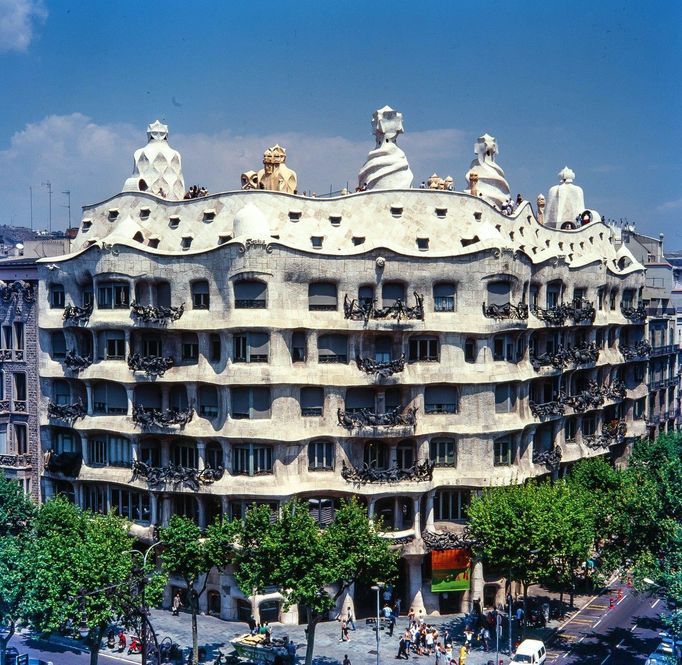Gaudího dům Casa Milà v Barceloně se stavěl během let 1906 až 1910. Secesní stavba s prvky španělské gotiky a baroka byla zapsána v roce 1984 na seznam UNESCO.