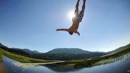 Chlapec skáče do Cerknického jezera. Jde o velmi unikátní přírodní jev. Jezero se rozkládá v blízkosti města Cerknica a není trvalé, jelikož vysychá. Celková plocha jezera dosahuje až 40 km2. Nejvíce vody je v jezeře na jaře během tání sněhu. Do podzimu jezero postupně vysychá a pak se opět naplní vodou. (vydražte tento snímek, pomozte dětem - online na www.sanceprodeti.cz )