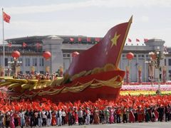 Rudá loď v záplavě rudých vlajek. Jak jinak si představit oslavy v rudé Číně?